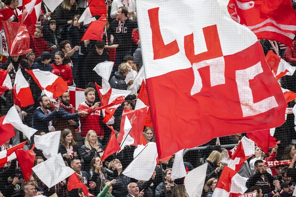 Les supporters lausannois avec des drapeaux, lors du match du championnat suisse de hockey sur glace de National League LNA, entre le Lausanne HC, LHC et le HC Ajois, ce vendredi 14 octobre 2022 a la  ...
