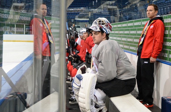 Reto Berra übt für seinen Einsatz als Ersatzgoalie gegen Russland.