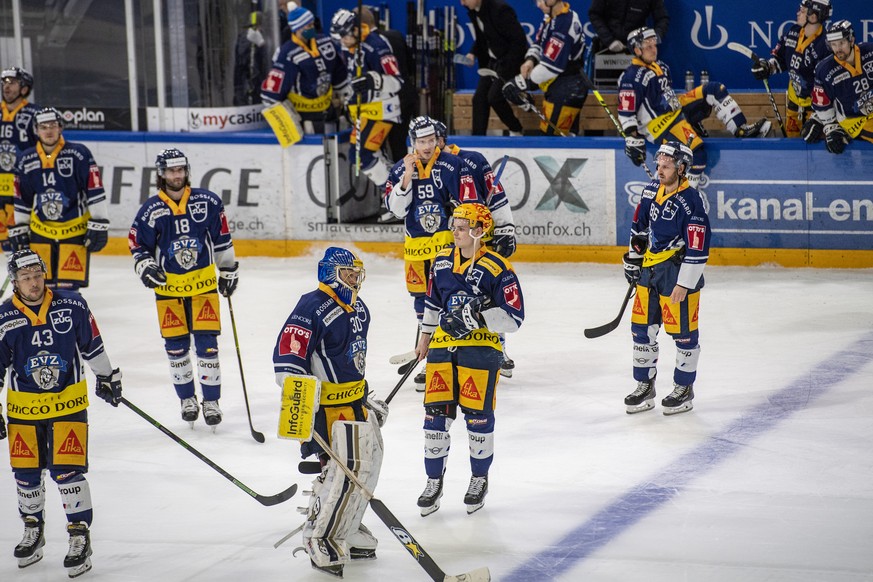 Die Zuger nach der Niederlage beim Eishockey Meisterschaftsspiel in der Qualifikation der National League zwischen dem EV Zug und dem EHC Biel vom Dienstag, 9. Februar 2021 in Zug. (KEYSTONE/Urs Fluee ...