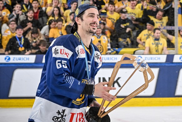 Davos&#039; Marc Wieser celebrate with the trophy after winning the final game between Switzerland&#039;s HC Davos and HC Dynamo Pardubice, at the 95th Spengler Cup ice hockey tournament in Davos, Swi ...