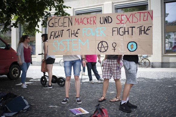 Maenner tragen ein Transparent mit der Aufschrift &quot;Gegen Macker und Sexisten Fight the Power fight The System&quot;, an einer Kundgebung zum nationalen Frauenstreik, am Freitag, 14. Juni 2019, in St. Gallen. (KEYSTONE/Gian Ehrenzeller)