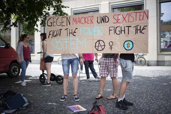 Maenner tragen ein Transparent mit der Aufschrift &quot;Gegen Macker und Sexisten Fight the Power fight The System&quot;, an einer Kundgebung zum nationalen Frauenstreik, am Freitag, 14. Juni 2019, in ...