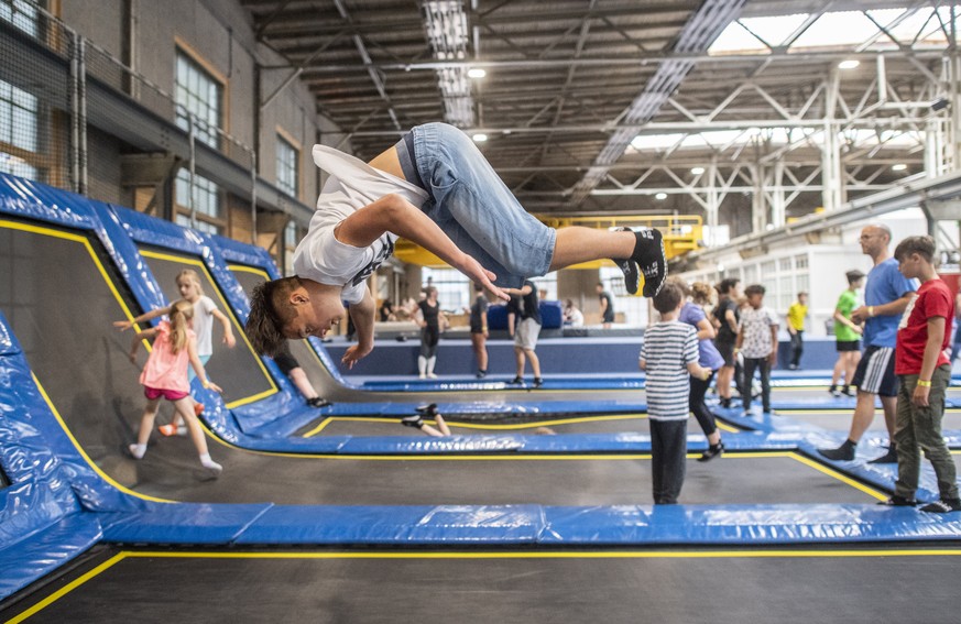 Kinder und Jugendliche springen und verweilen im Sport- und Freizeitzentrum Skills Park in Winterthur, aufgenommen am Samstag, 6. Juni 2020. (KEYSTONE/Ennio Leanza)