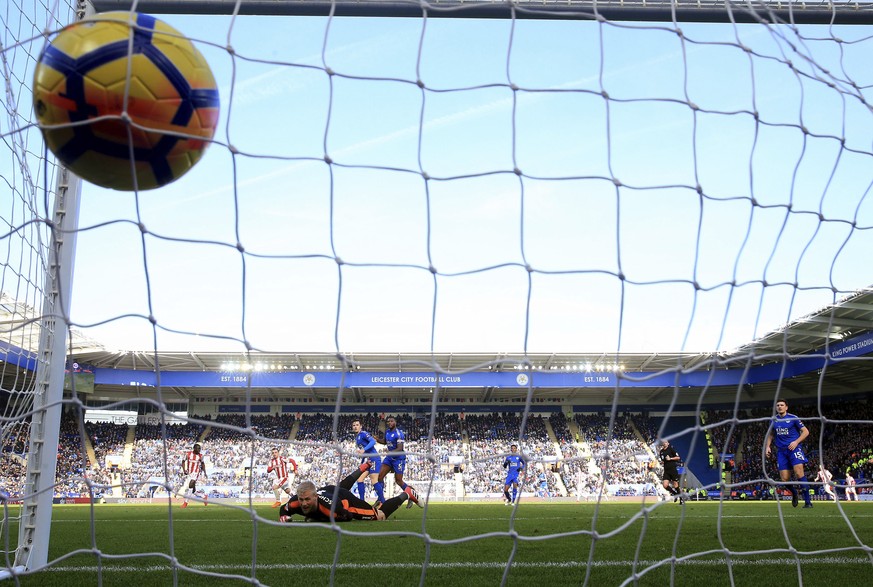 Stoke City&#039;s Xherdan Shaqiri, second left, scores his side&#039;s first goal of the game during the English Premier League soccer match, Leicester City against Stoke City, at the King Power Stadi ...