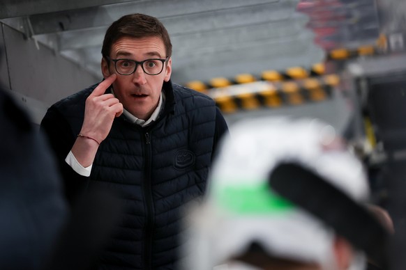 Head Coach Luca Cereda (HCAP) gibt Anweisungen waehrend der Rueckrunde der Play Ins der National League zwischen den SC Rapperswil Jona Lakers und dem HC Ambri Piotta, am Donnerstag, den 6. Maerz 2025 ...