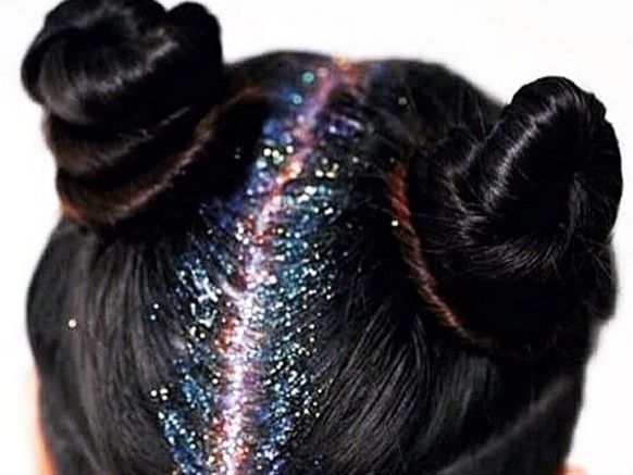 Die Haare nochmals richtig zusammenbinden – natürlich mit dem Glückshaargummi. glitterroots glitter roots glitzer ansatz haar https://www.instagram.com/explore/tags/glitterroots/