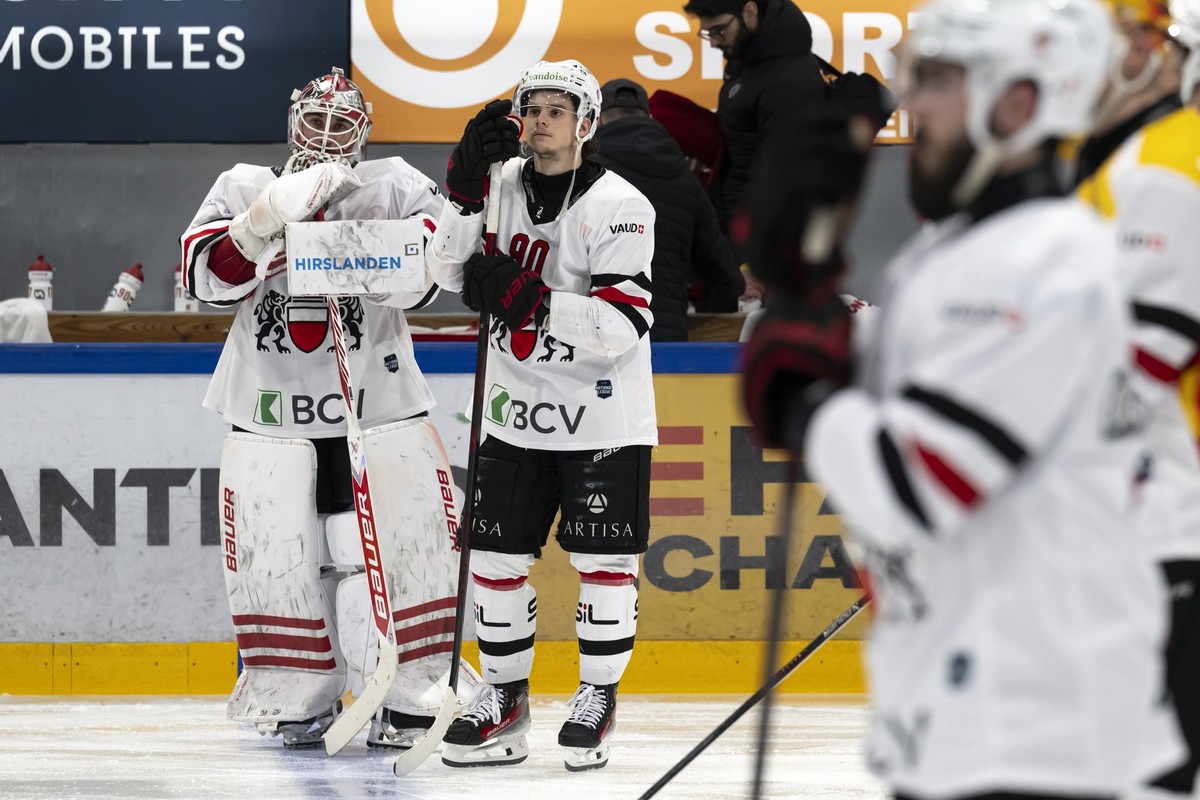 Torhueter Kevin Pasche (LHC), links, Theo Rochette (LHC), rechts, reagieren nach der Niederlage nach der 2. Verlaengerung, nach dem vierten Eishockey Playoff Halbfinalspiel der National League zwische ...