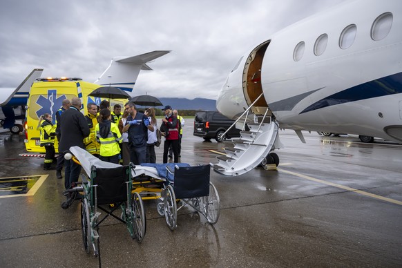 KEYPIX - Injured children and their relatives disembark with medical staff from an aircraft in Geneva International Airport Cointrin, Switzerland, Friday, October 24, 2025. As part of a humanitarian o ...