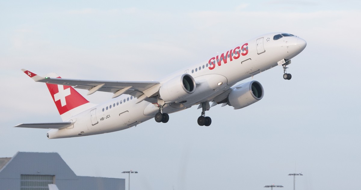 ARCHIV - 04.07.2019, Sachsen, Dresden: Eine Bombardier CS300 der Fluggesellschaft Swiss International Air Lines startet auf dem Flughafen Dresden International vor dem Tower. (zu dpa