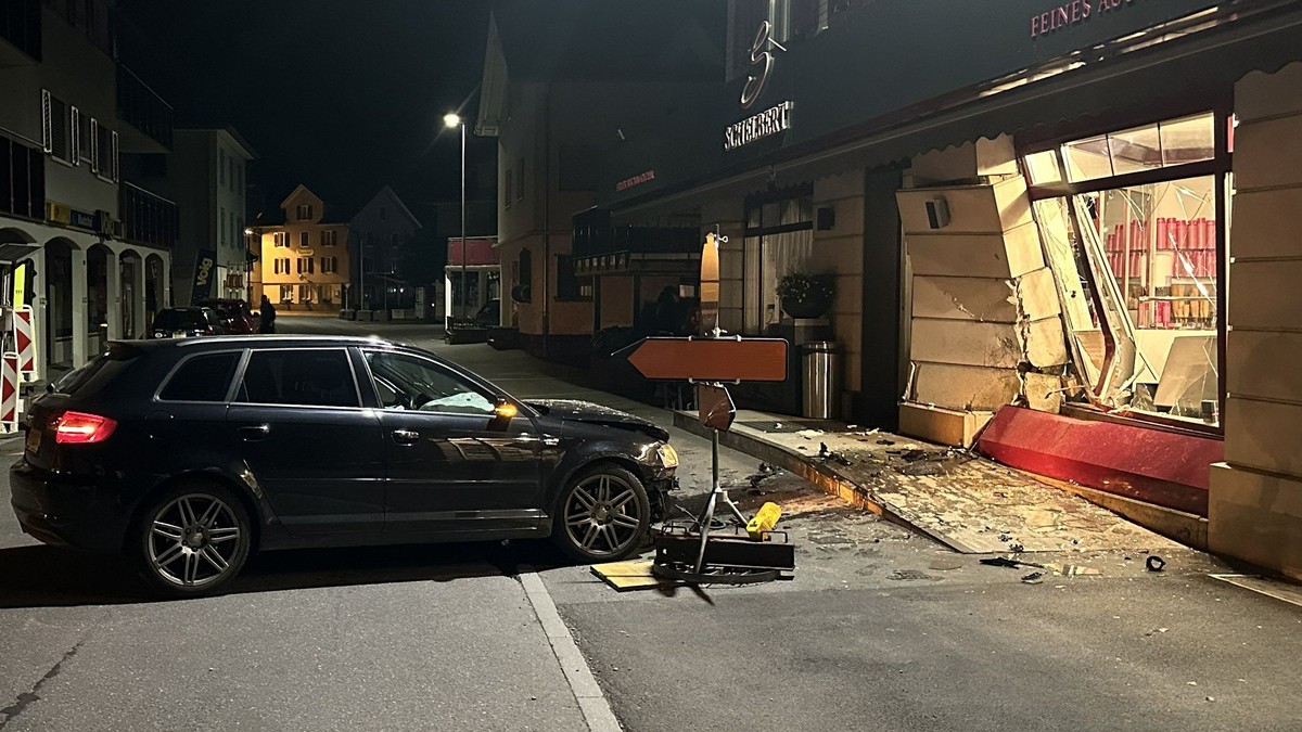 18-jährige Autofahrerin kracht in Muotathal SZ in Schaufenster