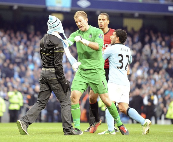 Joe Hart stoppt nach dem Münzwurf einen Fan.