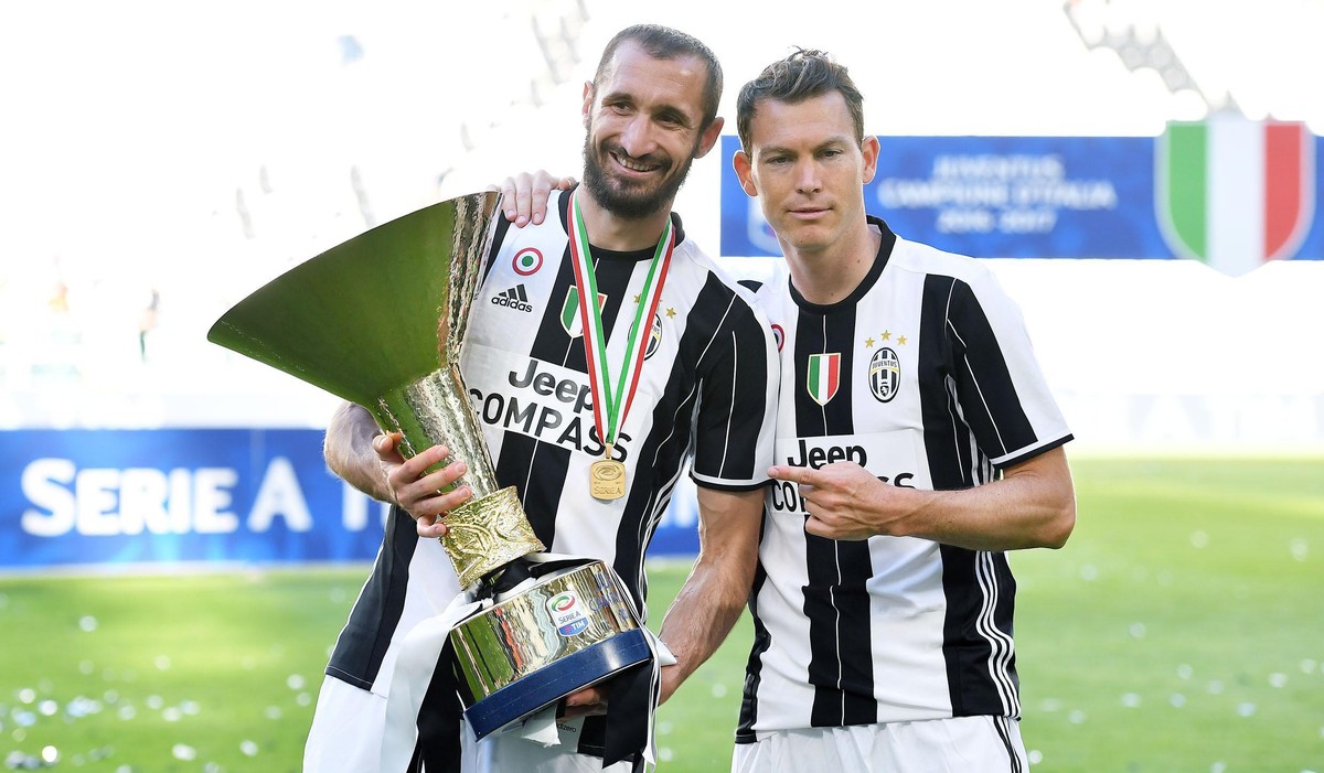 epa05979691 Juventus' players Giorgio Chiellini (L) and Stephan Lichtsteiner celebrate the 2016-2017 Italian Serie A Championship (Italian "Scudetto") at the end of the Italian Serie A  ...