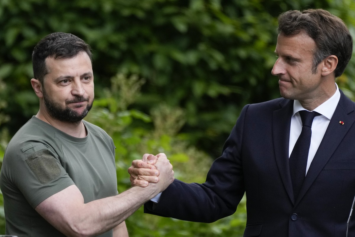 Ukraine President Volodymyr Zelenskyy, left, and France's President Emmanuel Macron shake hands at the end of a press conference at the Mariyinsky Palace in Kyiv, Ukraine, Thursday, June 16, 2022 ...