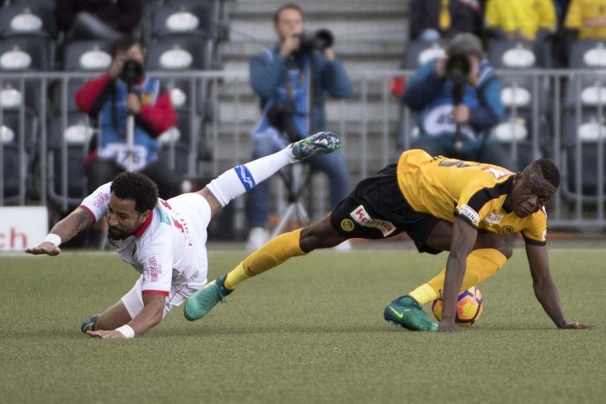 YBs Denis Zakaria, rechts, kaempft gegen den Sittener Carlitos, links, beim Fussballspiel der Super League zwischen den Berner Young Boys YB, und dem FC Sion am Sonntag, 20. November 2016 im Stade de  ...