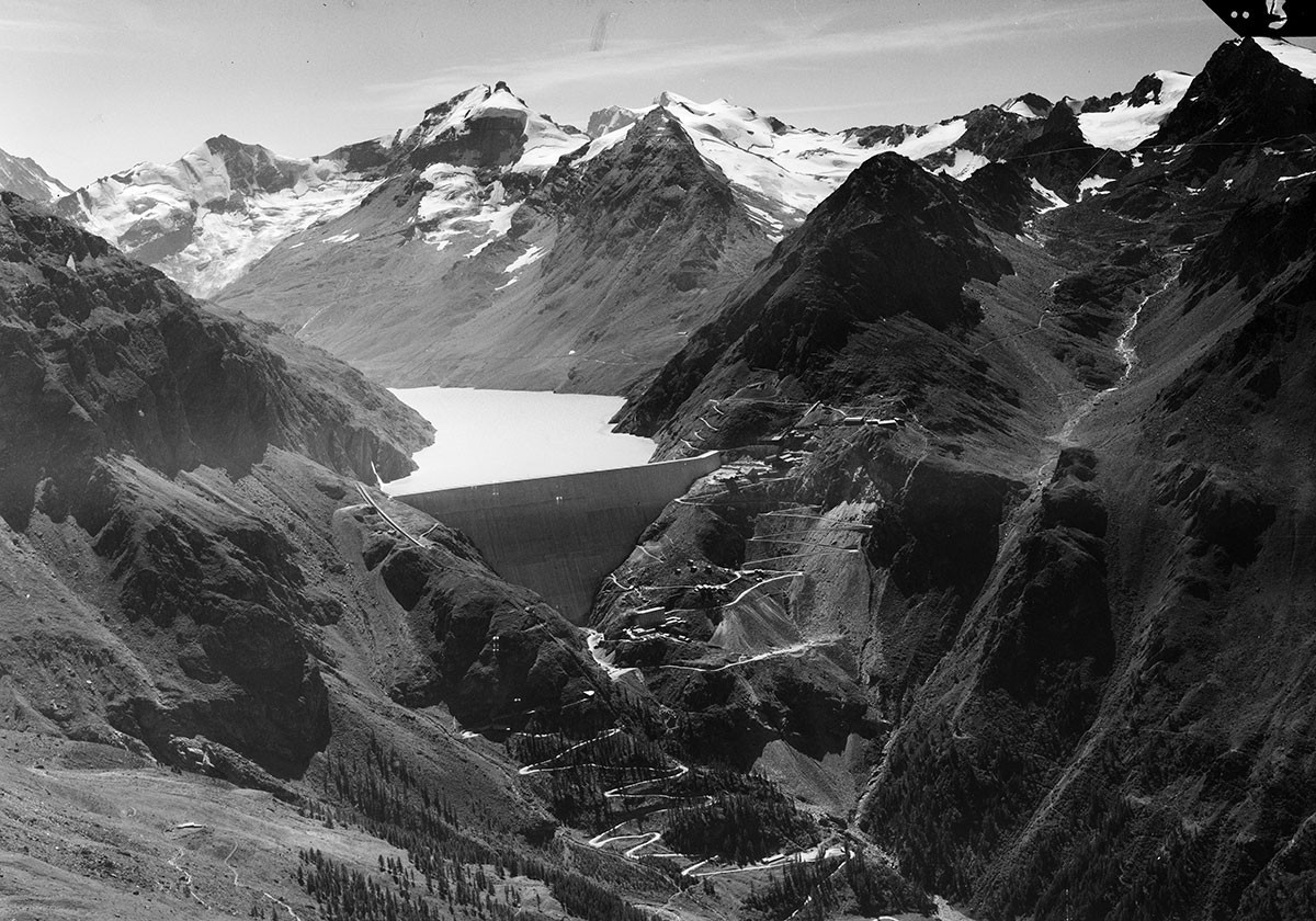 Die Staumauer Grande Dixence im Wallis ist 700 Meter lang, 285 Meter hoch und der Stausee Lac des Dix hat ein Fassungsvermögen von rund 400 Millionen Kubikmetern. Aufnahme aus dem Jahr 1962.
https://b ...