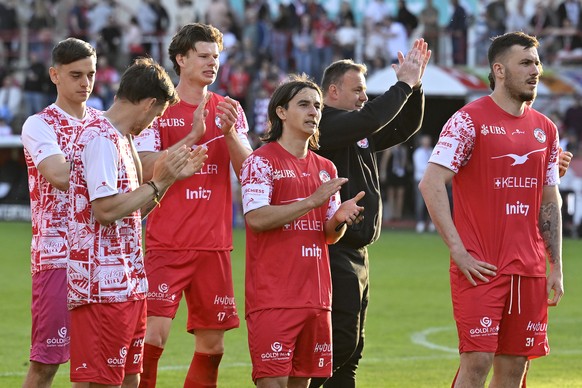 Winterthurs Trainer Patrick Rahmen jubelt mit seinem Team nach dem Sieg beim Fussballspiel der Super League FC Winterthur gegen FC Lausanne-Sport auf der Schuetzenwiese in Winterthur am Samstag, 9. Ma ...