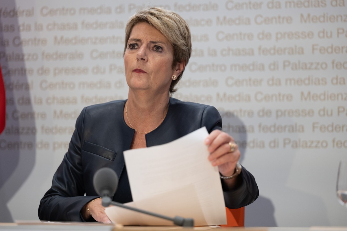 Bundesraetin Karin Keller-Sutter, Vorsteherin des Eidgenoessischen Finanzdepartements EFD, spricht waehrend einer Medienkonferenz, zum Voranschlag 2025 mit integriertem Aufgaben- und Finanzplan 2026 b ...
