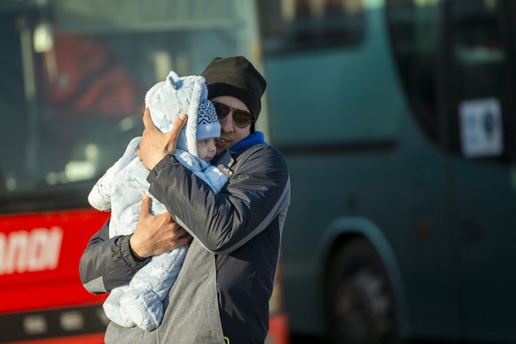epa09837057 A Ukrainian refugee with his child arrive at the reception center some three kilometers from the Moldova-Ukraine border, at Palanca Village, Moldova, 19 March 2022. According to the UNHCR, ...