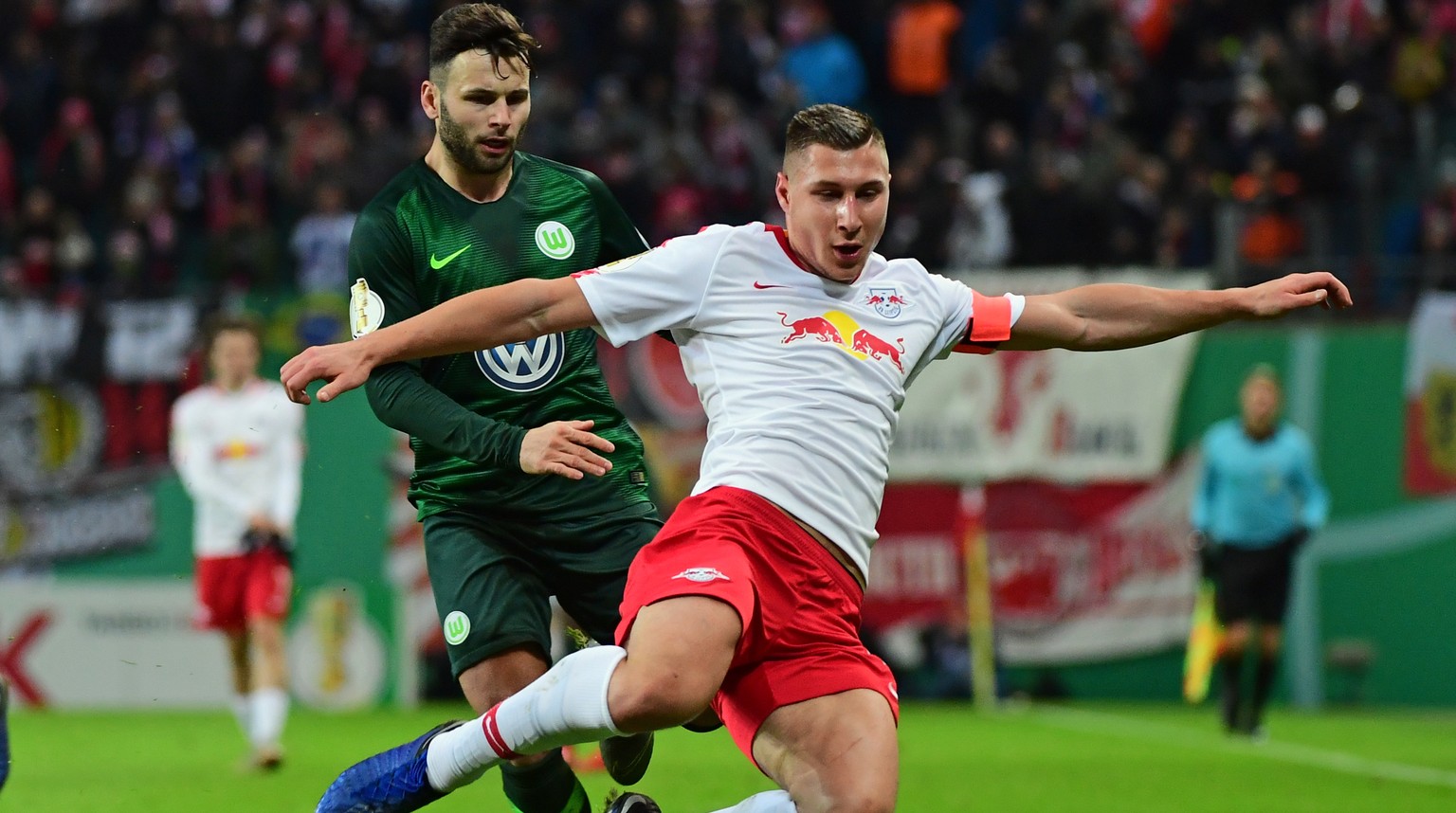 06.02.2019, Sachsen, Leipzig: Fußball: DFB-Pokal, Achtelfinale, RB Leipzig - VfL Wolfsburg in der Red-Bull-Arena Leipzig. Leipzigs Willi Orban (r) und Wolfsburgs Renato Steffen kämpfen um den Ball. (W ...