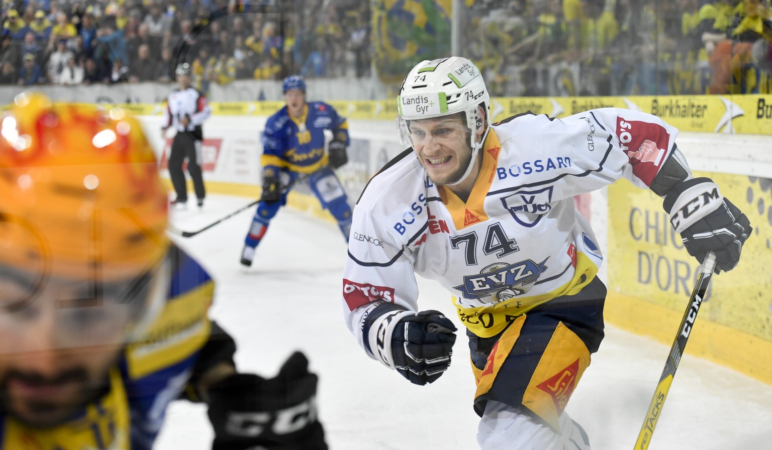 Andres Ambuehl von Davos, links, gegen Johann Morant von Zug, beim vierten Playoff-Halbfinalspiel der National League A zwischen dem HC Davos und EV Zug, am Dienstag, 28. Maerz 2017, in der Vaillant A ...