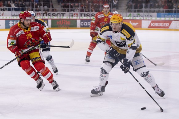 Biels Marc-Antoine Pouliot, links, und Ambris Topscorer Dominik Kubalik, rechts, kaempfen um den Puck, im dritten Eishockey Playoff-Viertelfinalspiel der National League zwischen dem HC Biel und dem H ...