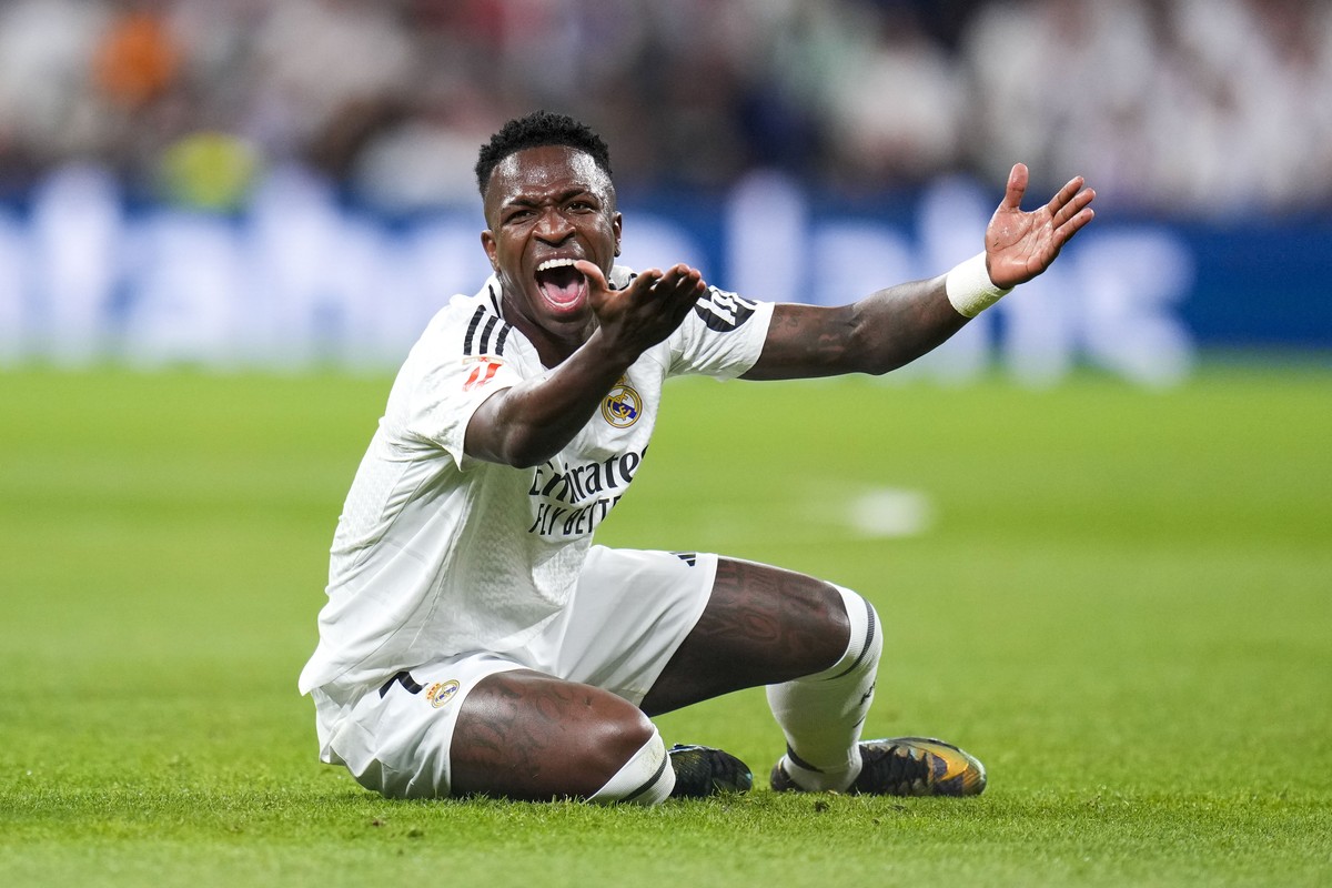 Real Madrid's Vinicius Junior reacts during a Spanish La Liga soccer match between Real Madrid and Alaves at Santiago Bernabeu stadium in Madrid, Spain, Tuesday, Sept. 24, 2024. (AP Photo/Manu Fe ...