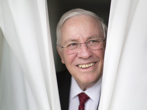 ZUM 75. GEBURTSTAG VON CHRISTOPH BLOCHER AM SONNTAG, 11. OKTOBER 2015, STELLEN WIR IHNEN FOLGENDES MATERIAL ZUR VERFUEGUNG - Christoph Blocher posiert hinter einem Vorhang am Freitag, 9. Mai 2014, in  ...