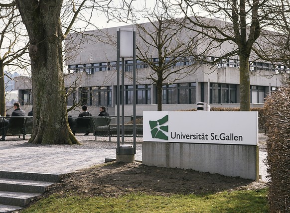 Die Universität St. Gallen hat über Konsequenzen aus der vor einem Jahr aufgedeckten Spesenaffäre informiert: Ein Professor hat gekündigt, ein Dozent erhielt einen schriftlichen Verweis, ein weiteres  ...