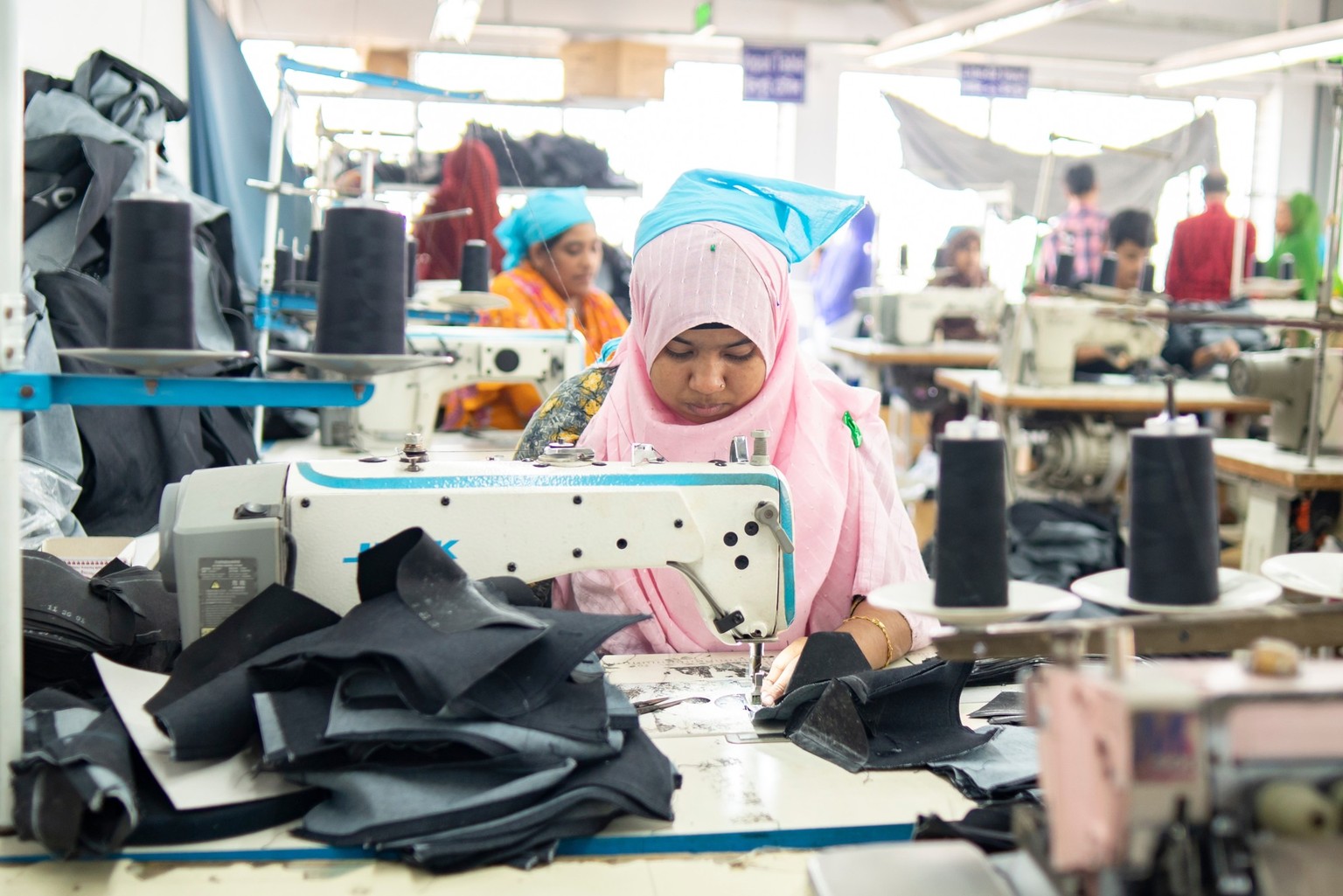In der Textilindustrie in Bangladesch arbeiten rund vier Millionen Menschen, von denen etwa 80 Prozent Frauen sind.