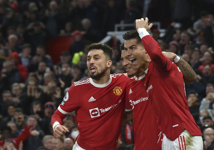 Manchester United&#039;s Cristiano Ronaldo, right, celebrates with teammates after scoring his side&#039;s second goal during the English Premier League soccer match between Manchester United and Tott ...