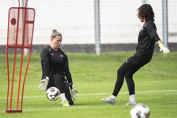 Torhuerterin Elvira Herzog, links, pariert einen Schuss von Torhuerterin Livia Peng, rechts, waehrend einem Training der Schweizer Frauen Fussball Nationalmannschaft, am Dienstag, 10. Juni 2025 in Gre ...