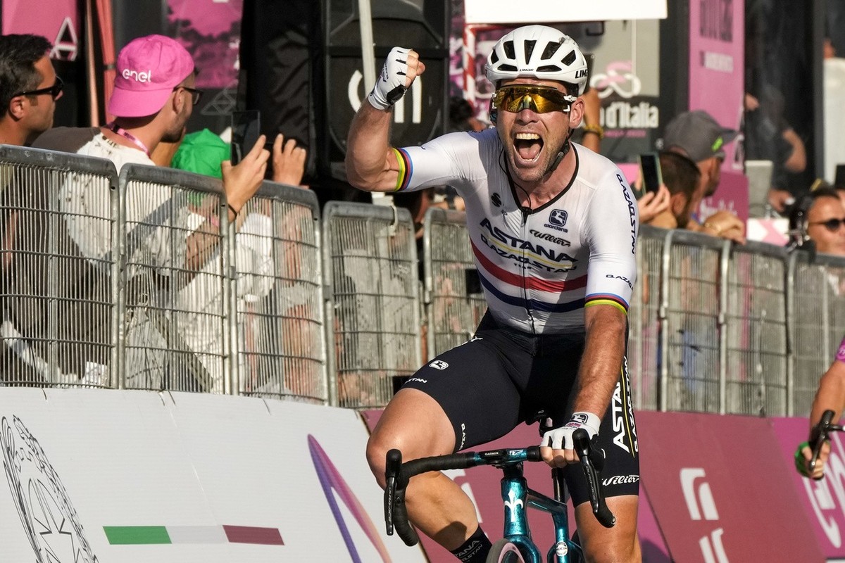 Britain's Mark Cavendish celebrates as he wins the 21st and last stage of the Giro D'Italia, tour of Italy cycling race, in Rome, Sunday, May 28, 2023. (AP Photo/Alessandra Tarantino)