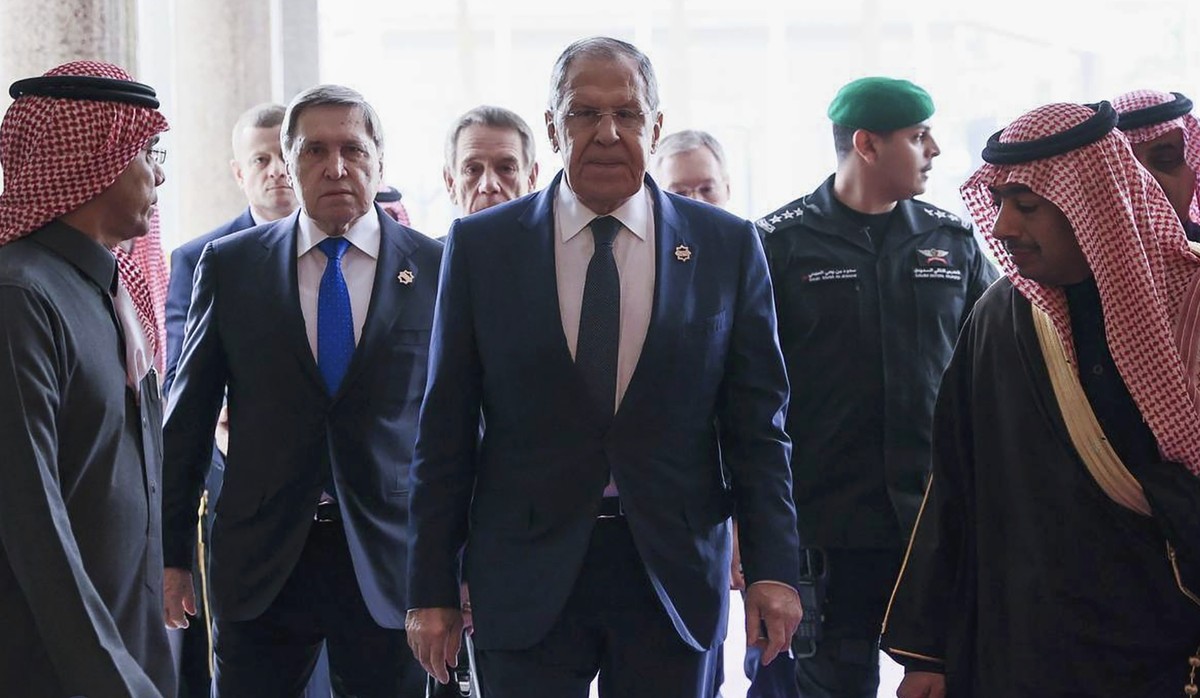 Le ministre russe des Affaires étrangères, Sergueï Lavrov et l'assistant présidentiel russe, Iouri Ouchakov, arrivent à Ryad pour des négociations avec des représentants américains.