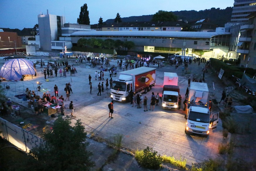 Die Party war weitgehend friedlich verlaufen, es blieb aber massenweise Abfall zurück, den die Stadt entsorgen musste.