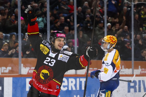 Berns Marco Lehmann jubelt nach seinem Tor zum 2-0 neben Klotens PostFinance Topscorer Jonathan Ang im Eishockey Meisterschaftsspiel der National League zwischen dem SC Bern und EHC Kloten, am Freitag ...