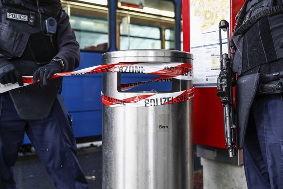 Die Polizei sperrt nach einer Drohung den Platz um die Heiliggeistkirche ab, am Freitag, 2. Maerz 2018 in Bern. (KEYSTONE/Peter Klaunzer)