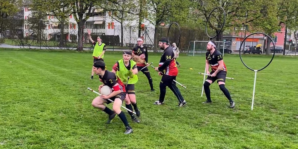 Die Berner Boggarts haben früher Quidditch gespielt. Heute spielen sie Quadball. Das Spiel ist das gleiche, nur einige Begriffe wurden umbenannt. Damit soll der Sport ins Zentrum rücken. Schon bald wi ...
