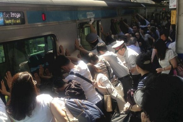 Une femme est coincée par un wagon de 32 tonnes. Passagers et personnel de le compagnie soulèvent ce tas de ferraille au Japon