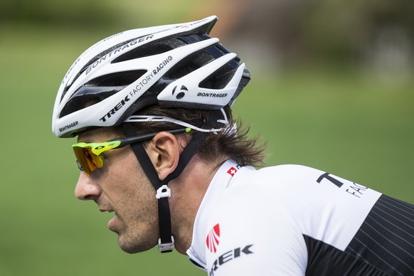 Fabian Cancellara faehrt mit Hobbyfahrern in der Kategorie &quot;Race 3&quot; bei der Berner Rundfahrt, am Samstag, 9. Mai 2015 in Lyss. (KEYSTONE/Peter Klaunzer)