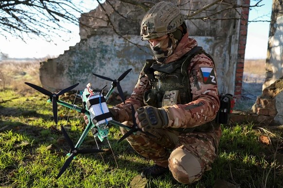 Auch russische Soldaten setzen Drohnen in der Ukraine ein.