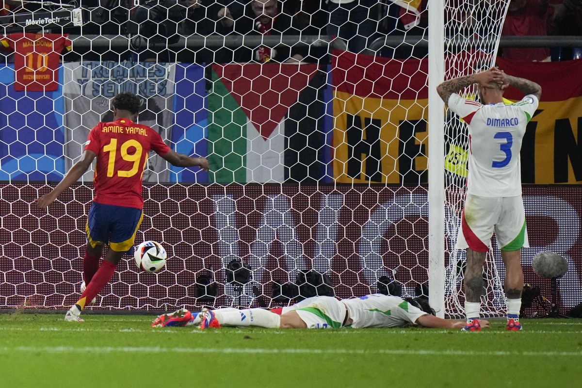 Italy's Riccardo Calafiori, center, reacts after scoring an own goal during a Group B match between Spain and Italy at the Euro 2024 soccer tournament in Gelsenkirchen, Germany, Thursday, June 20 ...