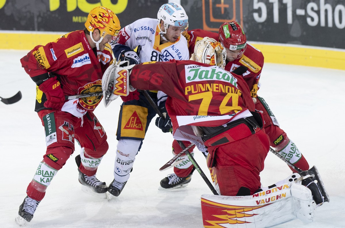 Tigers Topscorer Ben Maxwell, links, Goalie Ivars Punnenovs und Samuel Erni, rechts, kaempfen um den Puck gegen Zugs Erik Thorell, Mitte, waehrend dem Meisterschaftsspiel der National League zwischen  ...