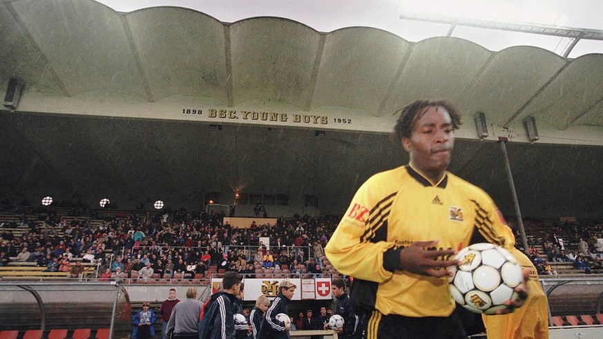 Die Zukunft des YB Fussballclubs ist ungewiss. Im Bild YB-Spieler Agent Sawu am Samstag, 22. Mai 1999 in Bern, beim Einlauf ins legendaere Wankdorfstadion anlaesslich des Spiels YB-FC Lugano. YB verli ...