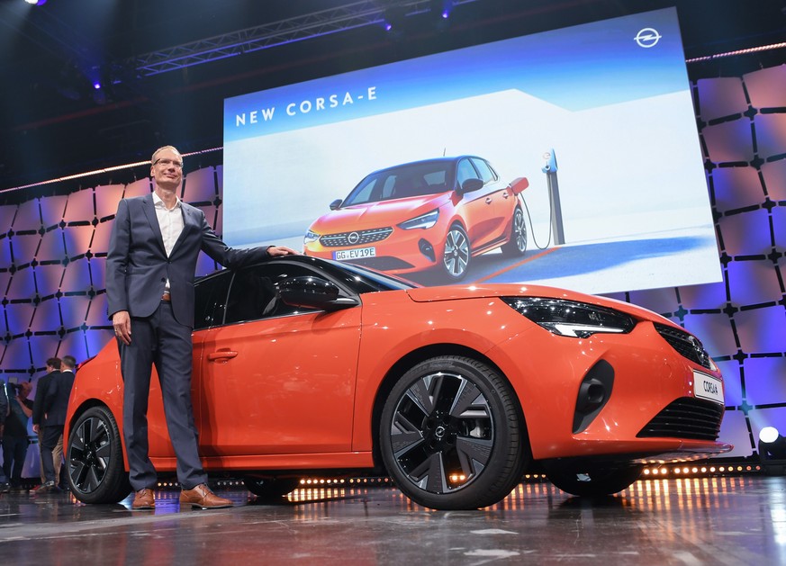 04.06.2019, Hessen, Rüsselsheim: Michael Lohscheller, Geschäftsführer der Opel Automobile GmbH, präsentiert im Opel-Stammwerk in Rüsselsheim den neuen Opel Corsa-e. Der Elektro-Corsa soll ab Beginn 20 ...