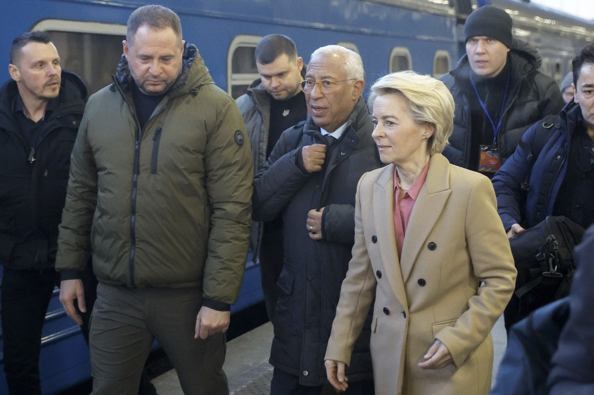 Andrij Jermak (vorne links) mit EU-Kommissionschefin Ursula von der Leyen und Antonio Costa, dem Präsidenten des Europäischen Rates, bei deren Besuch in Kiew.