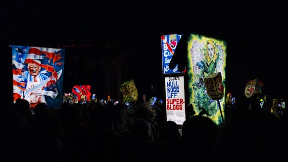 Fasnachtscliquen ziehen mit Laternen durch die Strassen am Morgenstreich in Basel, am Montag, 23. Februar 2026. Mit dem Morgestraich beginnen am Montagmorgen um 04:00 Uhr die drey scheenschte Daeaeg i ...