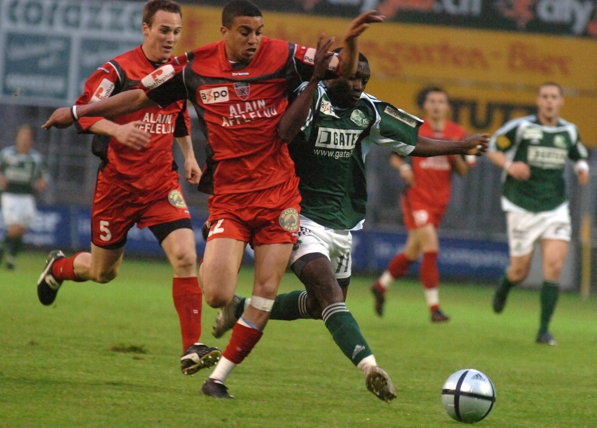 Mounir Soufiani, links, Xamax, Alex Tachie Mensah, rechts, SG, Steve Von Bergen, hinten, Xamax, kaempfen im Fussballspiel FC St. Gallen gegen den Neuchatel Xamax FC, am Mittwoch 18. Mai 2005 im Stadio ...