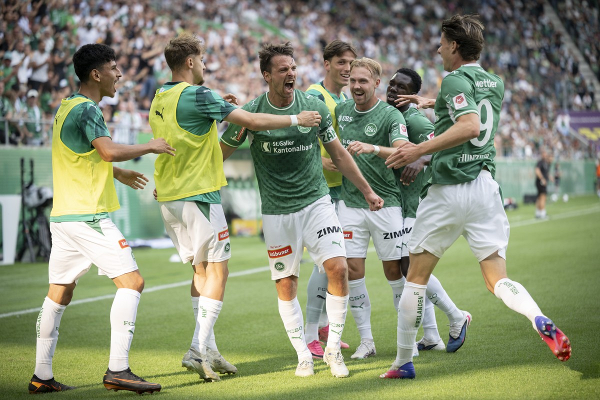 Lukas Goertler (SG), Mitte, bejubelt sein 1-1 im Fussball Meisterschaftsspiel der Swiss Super League zwischen dem FC St. Gallen (FCSG) und dem FC Zuerich (FCZ), am Sonntag, 26. Juli 2026, im Berit Sit ...