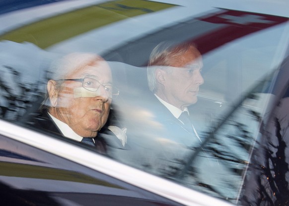epa05071958 FIFA President Joseph S. Blatter (L) and his lawyer Lorenz Erni (R) arrive in a car at the FIFA headquarters &#039;Home of FIFA&#039; in Zurich, Switzerland, 17 December 2015. While FIFA P ...