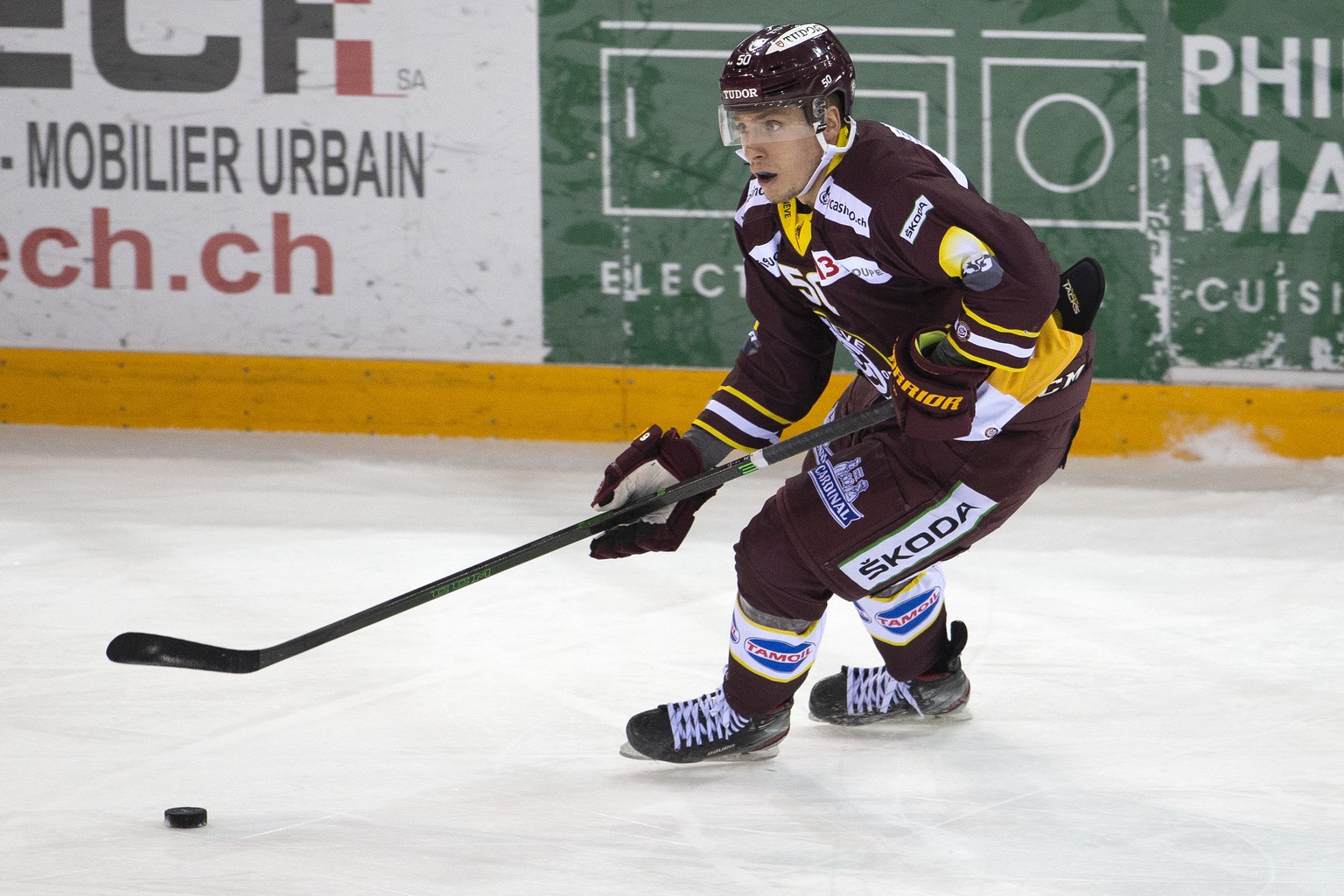 Geneve-Servette&#039;s forward Guillaume Asselin, of Canada, controls thee puck, during a National League regular season game of the Swiss Championship between Geneve-Servette HC and HC Ambri-Piotta,  ...